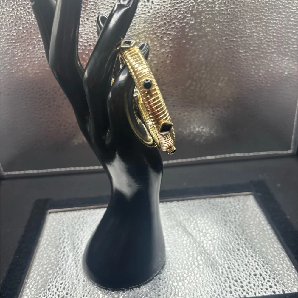 Elegant Gold and Black Onyx Women's Bracelet